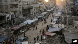 Warga Palestina yang mengungsi akibat pemboman Israel di Jalur Gaza berjalan di pasar jalanan di kota Khan Younis, Jalur Gaza selatan, 29 Juni 2024.