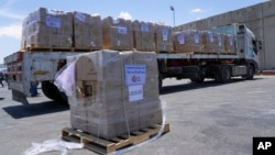 Sejumlah bantuan kemanusiaan berlogo World Central Kitchen untuk warga Palestina di Jalur Gaza berada di atas truk di perlintasan perbatasan Kerem Shalom di Israel selatan pada 30 Mei 2024. (Foto: AP)