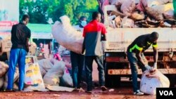 Des bénévoles de l’association Mère nature en plein nettoyage à Ouagadougou, le 13 novembre 2023 (VOA/Lamine Traoré)