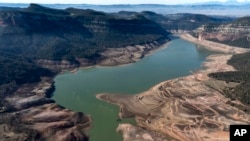 资料照片: 2024年1月26日，西班牙维拉诺瓦德索水库的容量仅剩 5%。历史性干旱使水库容量降至历史最低水平。 专家表示，干旱是由气候变化造成的。