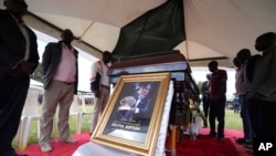 ከአንድ ሳምንት በፊት በመኪና አደጋ ሕይወቱ ያለፈው ኬንያዊው የማራቶን ክብረ ወሰን ባለቤት ኬልቪን ኪፕቱም አስከሬን፣ በመቶ የሚቆጠሩ ሰዎች ታጅቦ ወደ ትውልድ መንደሩ ተሸኝቷል።