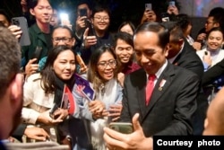 Sejumlah diaspora Indonesia mengelu-elukan Jokowi dan berebut meminta foto bersama atau swafoto bersama presiden di Sydney, Senin (3/7). (Courtesy: Setpres RI)
