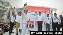 Pasangan calon presiden/calon wakil presiden Anies Baswedan dan Muhaimin Iskandar berfoto saat kampanye di Stadion Untung Suropati, Pasuruan, Jawa Timur, Jumat, 9 Februari 2024. (Foto: TPN AMIN)