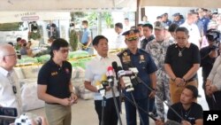 Presiden Filipina Ferdinand Marcos Jr. (ketiga dari kiri), dalam konferensi pers saat berkunjung ke kota Alitagtag, provinsi Batangas, Filipina, Selasa, 16 April 2024. (Batangas Kantor Informasi Publik via AP)