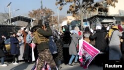 د بشري حقونو د څار سازمان ویلي چې طالبانو تیر کال نوي فرمانونه نافذ کړي چې ورسره په دغه هیواد کې د ښځو او نجونو د حقونو په ګډون د افغانانو بشري حقونه لا محدود شوي. 