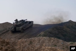 Tank Israel berada di posisi di perbatasan Jalur Gaza, terlihat di Israel selatan, Selasa, 6 Februari 2024. (Foto: AP/Tsafrir Abayov)