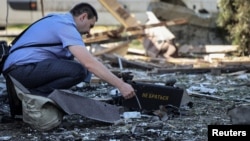 Seorang jaksa kejahatan perang memeriksa lokasi serangan drone Rusia di pinggiran Kota Lviv, Ukraina, 19 Juni 2024. (Foto: Roman Baluk)