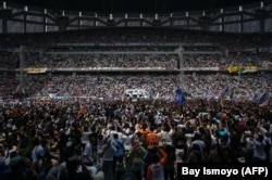 Calon presiden dan wakil presiden, Anies Baswedan (kiri) dan Muhaimin Iskandar, menyapa pendukungnya saat kampanye di Jakarta International Stadium, Jakarta pada 10 Februari 2024. (Foto: AFP/Bay Ismoyo)