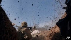 Ukrajinski vojnik ispaljuje projektil iz bacača granata tokom borbe sa ruskim trupama kod Bahmuta, oblast Donjecka, Ukrajina, 24. marta 2023.