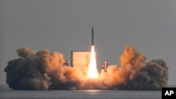 韩国固体燃料太空火箭的第三次试射于2023年12月4日在韩国济州岛附近海域的一艘驳船上发射。（韩国国防部提供照片、美联社发布）