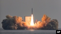 한국 국방부는 4일 제주도 중문 해안에 설치된 바지선에서 자체 기술로 개발한 고체 연료 추진 우주 발사체 3차 시험 발사에 성공했다며 사진을 공개했다.