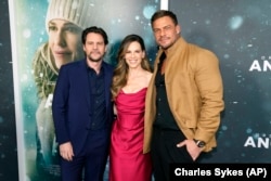 จอน กันน์ พร้อม ฮิลารี สแวงค์ และอลัน ริชสัน ร่วมการฉายรอบปฐมฤกษ์ของ Ordinary Angels เมื่อ 19 ก.พ. 2567 ที่นิวยอร์ก