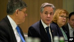 Menteri Luar Negeri AS Antony Blinken, tengah, bertemu dengan mantan Panglima Angkatan Pertahanan Israel Gadi Eisenkot dan mantan Menteri Pertahanan Israel Benny Gantz di Tel Aviv, Israel, 8 Februari 2024. (Foto: AP)