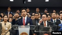 อดีตหัวหน้าพรรคก้าวไกล พิธา ลิ้มเจริญรัตน์ กล่าวระหว่างการแถลงข่าวหลังศาลรัฐธรรมนูญมีคำตัดสินออกมาเมื่อ 31 ม.ค. 2024 (รอยเตอร์)