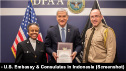Direktur DPAA Kelly McKeague, Wakil Dirut DPAA Fern Sumpter Winbush, Atase Kedubes AS di Jakarta Kolonel Theodore Liebreich usai tanda tangan kesepakatan pencarian sisa jenazah tentara AS yang hilang saat Perang Dunia Ke-2, 21 Maret 2023.(Foto: Dephan AS - Kedubes AS di Jakarta)