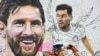 Artis Argentina Maximiliano Bagnasco melukis mural raksasa bintang sepak bola internasional Lionel Messi di Wynwood, distrik seni Miami, di Miami, Florida, pada 10 Juli 2023. (Foto: AFP)