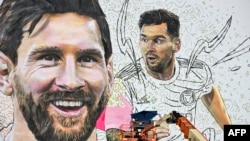 Artis Argentina Maximiliano Bagnasco melukis mural raksasa bintang sepak bola internasional Lionel Messi di Wynwood, distrik seni Miami, di Miami, Florida, pada 10 Juli 2023. (Foto: AFP)