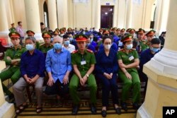 Para terdakwa menghadiri persidangan atas keterlibatan mereka dalam kasus penipuan senilai $12,5 miliar di Kota Ho Chi Minh, Vietnam, Kamis, 11 April 2024. (Thanh Tung/ VNExpress via AP).