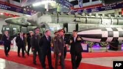 김정은(오른쪽) 북한 국무위원장과 세르게이 쇼이구 러시아 국방장관 일행이 26일 '무장장비 전시회-2023' 전시회장을 참관하고 있다.