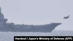 این عکس را که وزارت دفاع ژاپن ۱۰ آوریل ۲۰۲۳ منتشر کرد و یک روز پیشتر گرفته شده، یک هواپیمای جنگنده را نشان می‌دهد که  از روی ناو هواپیمابر چینی شاندونگ در آب‌های اقیانوس آرام، بلند می‌شود.