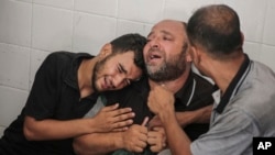 가자지구 데이르 알발라에서 14일 아들을 잃은 팔레스타인 주민이 친척들과 함께 울부짖고 있다. 