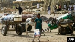 Warga di Gadaref, Sudan, menggunakan kereta keledai untuk membawa air pada 21 April 2024. (Foto: AFP/Ebrahim Hamid)