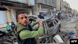 2024年4月10日，哈马斯领导人伊斯梅尔·哈尼耶的三个儿子据报道在以色列对加沙城以西的沙蒂营地的空袭中丧生。图为一名男子手指哈尼耶的三个儿子被炸死时乘坐的汽车。（法新社照片）