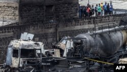 Au moins trois personnes ont été tuées et près de 300 autres blessées dans un gigantesque incendie lorsqu'un camion chargé de gaz a explosé près d'une installation gazière dans la capitale kenyane, peu avant minuit le 1er février. (Photo par LUIS TATO / AFP2)