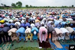 Muslim Nigeria menghadiri salat Iduladha di lapangan terbuka di Lagos, Nigeria, Rabu, 28 Juni 2023. (AP/Minggu Alamba)