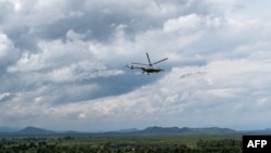 Un hélicoptère de la MONUSCO survole Sake, dans l'est de la RDC, le 6 novembre 2023, lors d'un exercice de formation sur le terrain. (Photo by Glody MURHABAZI / AFP)