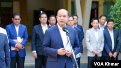 រូបឯកសារ៖ លោក ហ៊ុន ម៉ានី រដ្ឋមន្ត្រីក្រសួងមុខងារសាធារណៈ ថ្លែងទៅកាន់អ្នកកាសែតនៅក្នុងសាលាភូមិន្ទរដ្ឋបាល រាជធានីភ្នំពេញ កាលពីថ្ងៃសុក្រ ទី ២៦ ខែមករា ឆ្នាំ២០២៤។ (ហ៊ុល រស្មី/វីអូអេ)
