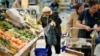 Orang-orang membeli buah-buahan di hipermarket di Moskow, Rusia, pada 3 November 2023. Rak-rak di supermarket Moskow penuh dengan buah dan sayuran, keju, dan daging. (Foto: AP)