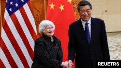 Menteri Keuangan AS Janet Yellen berjabat tangan dengan Wakil Perdana Menteri China He Lifeng sebelum pertemuan mereka di Guangdong Zhudao Guest House, di Guangzhou, Provinsi Guangdong, China, 5 April 2024. (Foto: REUTERS/Tingshu Wang)
