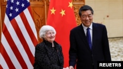 美国财政部长珍妮特·耶伦与中国国务院副总理何立峰在广州举行会谈。