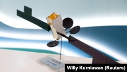 资料照片：2023年6月由SpaceX的猎鹰9号火箭发射进入轨道的印度尼西亚共和国卫星 (SATRIA-1) 的模型。