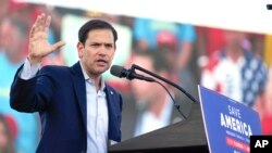 Senatori Marco Rubio duke folur gjatë një aktiviteti elektoral në Majami (6 nëntor 2022)