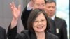Presiden Taiwan Tsai Ing-wen melambai saat dia tiba di gerbang keberangkatan bandara internasional di Taoyuan pada 29 Maret 2023. (Foto: AFP)