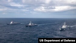 일본 해상자위대 아타고급 구축함 JS 먀아함(왼족부터)과 미 해군 알레 버크급 유도미사일 구축함 존핀함, 한국 해군 세종대왕급 구축함 율곡이이함이 지난달 탄도미사일 방어 훈련을 실시했다. (자료사진)