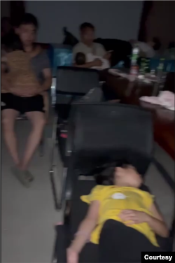 被扣查的逾60多名教徒包括不少妇孺。（视频截图，李建峰提供）