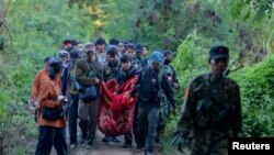 미얀마 인민해방군(PLA) 대원들이 다친 민간인을 이송하고 있다. (자료사진)