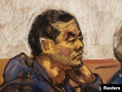 纽约华人居民陈金平（音）在纽约布鲁克林的联邦法庭上听讯的法庭画像。（2023年4月17日）