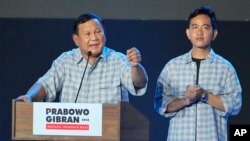 រដ្ឋមន្ត្រីការពារជាតិឥណ្ឌូណេស៊ីលោក Prabowo Subianto ថ្លែង​ទៅកាន់ក្រុមអ្នក​គាំទ្រ​និង​សកម្មជន​ធ្វើយុទ្ធនាការ​បោះឆ្នោត នៅរដ្ឋធានីហ្សាការតា ប្រទេសឥណ្ឌូណេស៊ី នាថ្ងៃទី១៤ ខែកុម្ភៈ ឆ្នាំ២០២៤។ 