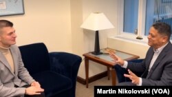 Мартин Николовски, новинар во Гласот на Америка (лево), Јуџин Ругенат, извршен директор во Бордот на Групацијата на Светска Банка - Холандска Конституенца (десно)