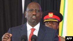 Rais wa Kenya William Ruto akiongea na makatibu wake wapya wa baraza la mawaziri Ikulu ya Nairobi Oktoba 27, 2022. Picha na Simon MAINA / AFP.