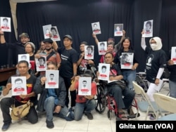 Para aktivis 97/98 memegang photo rekan aktivis mereka yang masih belum diketahui nasibnya sampai detik ini.