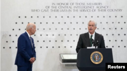 ویلیام برنز، رئیس سازمان اطلاعات مرکزی آمریکا در کنار جو بایدن