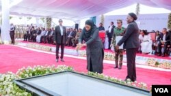 2 Rais wa Jamhuri ya Muungano wa Tanzania Samia Suluhu Hassan akiweka udongo kwenye kaburi la Waziri Mkuu Mstaafu Hayati Edward Ngoyai Lowassa Monduli Mkoani Arusha.17/2/ 2024. Picha ya Ikulu