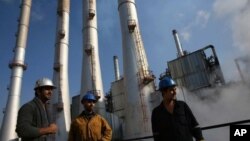 Tehranın cənubundakı neft emalı zavodunun işçiləri