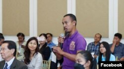 រូបថតដែលបង្ហោះកាលពីថ្ងៃទី១១ ខែធ្នូ ឆ្នាំ២០២៣ បង្ហាញលោក ស្រ៊ុន ស្រ៊ន សកម្មជនម្នាក់ផ្សព្វផ្សាយអំពីសារៈសំខាន់នៃកិច្ចព្រមព្រៀងទីក្រុងប៉ារីស ថ្លែងនៅក្នុងកម្មវិធីមួយ នៅរាជធានីភ្នំពេញ ។ (Facebook/សន្ធិសញ្ញាសន្តិភាពទីក្រុងប៉ារីស៍ស្ដីពីកម្ពុជា)