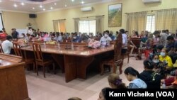 ពលរដ្ឋ​កំពុង​រង់ចាំ​ប្រជុំ​ជាមួយ​មន្រ្តី​​សាលាខេត្ត​​​​​​​ឱ្យ​ដោះស្រាយ​បញ្ហា​ដីធ្លី​ពាក់ព័ន្ធនឹង​គម្រោង​ព្រលាន​យន្តហោះ​អន្តរជាតិ​ថ្មី នៅ​ថ្ងៃទី២៤ ខែមេសា ឆ្នាំ២០២៣។ (កាន់ វិច្ឆិកា/វីអូអេ)